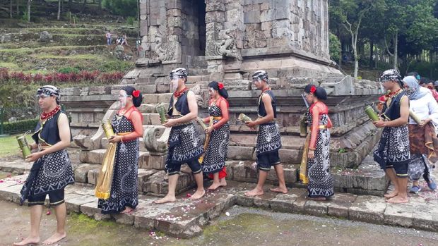 Candi di kaki Gunung Ungaran.