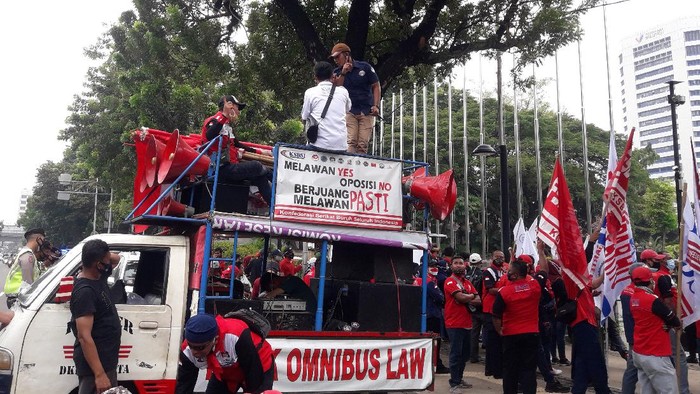 Massa KSBSI demo di depan Balai Kota DKI meminta Gubernur Anies menaikkan UMP 2021 tanpa syarat, Rabu (11/11/2020)