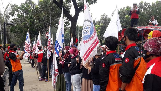 Massa KSBSI demo di depan Balai Kota DKI meminta Gubernur Anies menaikkan UMP 2021 tanpa syarat, Rabu, (11/11/2020).