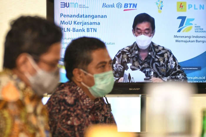 Dukung Energi Ramah Lingkungan, BTN Gandeng PLN Direktur Utama PT Bank Tabungan Negara (Persero) Tbk. Pahala Nugraha Mansury (tengah) didampingi Jajaran Direksi Bank BTN Hirwandi Gafar (kanan) dan Jasmin menunjukkan naskah Memorandum of Understanding (MoU) kepada Direktur Utama PT PLN (Persero) Zulkifli Zaini di Jakarta, Rabu (11/11).