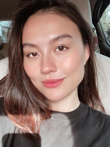 Gaya nyentrik Agnez Mo