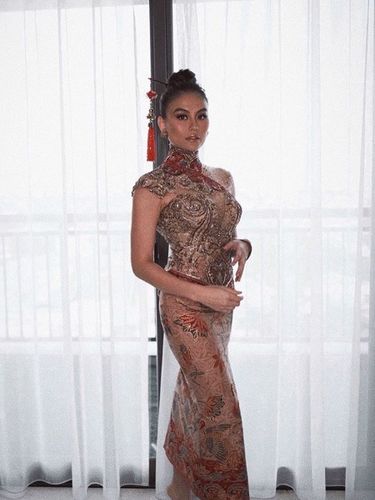 Gaya nyentrik Agnez Mo