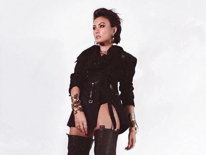Gaya nyentrik Agnez Mo