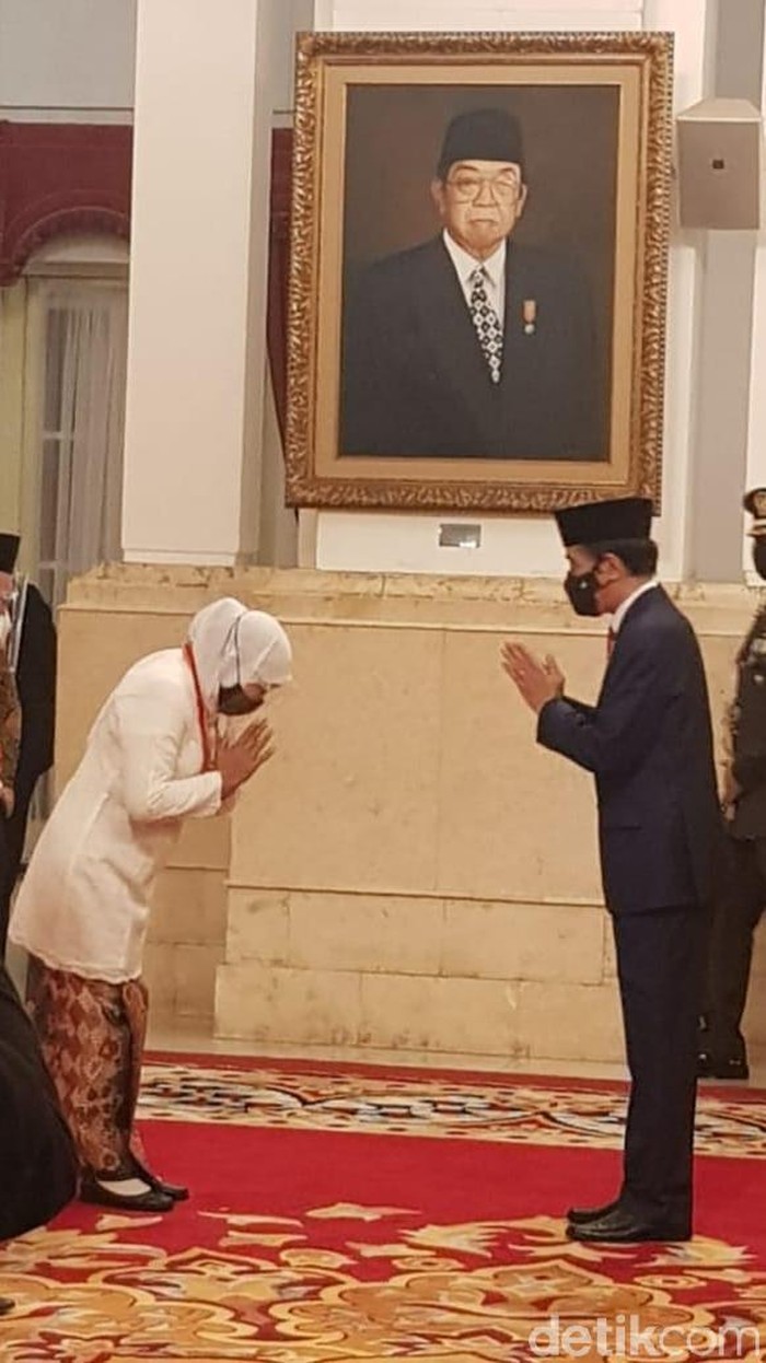 gubernur khofifah dapat penghargaan dari jokowi