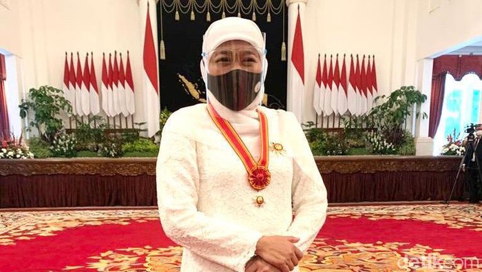 gubernur khofifah dapat penghargaan dari jokowi