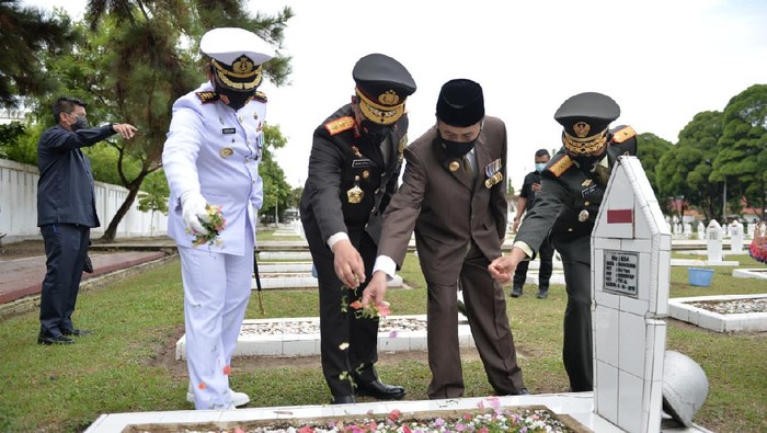 Gubernur Riau Syamsuar (berpeci hitam) saat ziarah di TMP (dok. Istimewa)