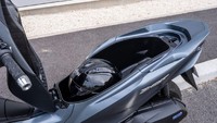 Di bawah jok kapasitas penyimpanan meningkat sekitar 2,4 liter, sehingga totalnya menjadi 30,4 liter. Foto: Honda