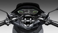 Di bagian panel instrumen Honda PCX baru mendapatkan layar LCD baru yang cukup lebar dan bisa menampilkan berbagai informasi seperti jarak tempuh, trip meter, indikator bahan bakar, dan pengukur konsumsi bahan bakar. Foto: Honda
