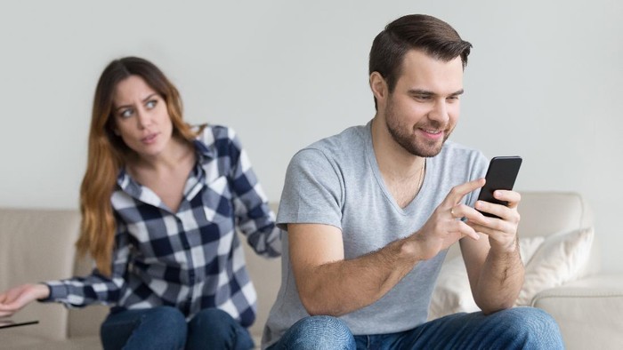 Ilustrasi pasangan yang selingkuh Disloyal boyfriend caught by his angry girlfriend dating with another girl in a restaurant