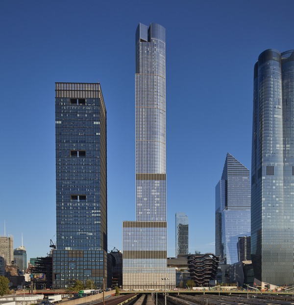 35 Hudson Yards adalah bangunan hunian tertinggi dari proyek Hudson Yard. Bangunan ini menampung 143 unit apartemen dan hotel mewah yang memiliki lebih dari 11 lantai. Bangunan 72 lantai itu menonjol di mata juri karena mengggunakan campuran bahan bangunan khusus. Fasadnya terbuat dari batu kapur dan kaca Bavaria sehingga penampilannya menjadi unik. (Foto: Dave Burk_ Courtesy SOM)