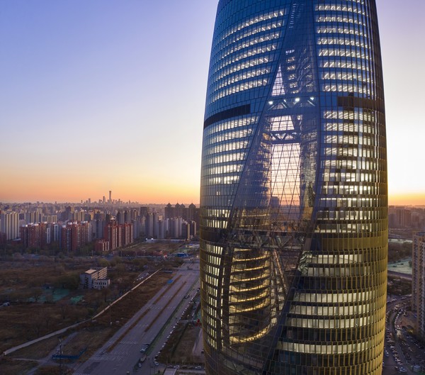 Dari Rusia, kita mampir ke Beijing, China. Di sana terdapat gedung pencakar langit bernama Leeza SOHO yang tingginya mencapai 207 meter. Gedung perkantoran dengan bentuk bulat dengan desain dalam yang memutar. (Foto: Hufton+Crow)