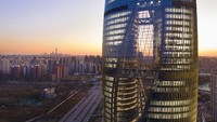 Dari Rusia, kita mampir ke Beijing, China. Di sana terdapat gedung pencakar langit bernama Leeza SOHO yang tingginya mencapai 207 meter. Gedung perkantoran dengan bentuk bulat dengan desain dalam yang memutar. (Foto: Hufton+Crow)
