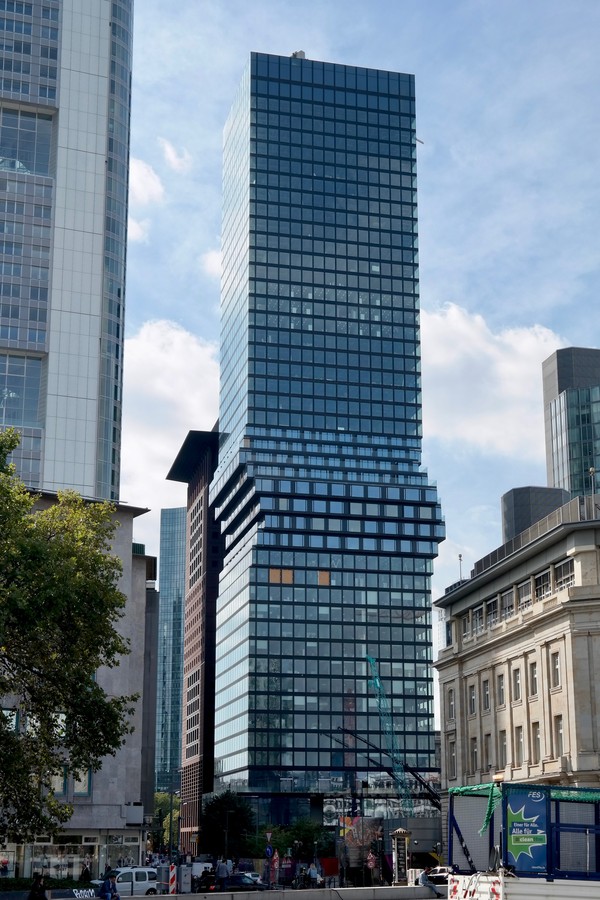 Berlanjut ke Frankfurt, Jerman ada gedung pencakar langit unik bernama Omniturm. Tinggi gedung adalah 190 meter dan merupakan gedung tertinggi ke-6 di sana. (Foto:Tim Bindels)
