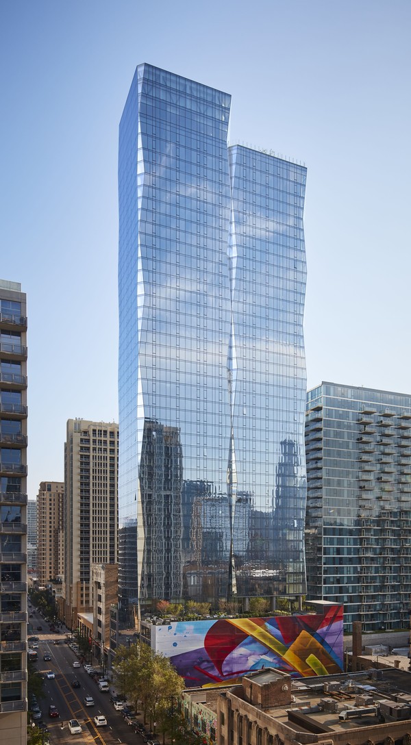Peringkat selanjutnya ditempati The Paragon yang terletak di Chicago, Amerika Serikat. Gedung ini memiliki fasilitas berupa kantor, ruang konferensi, dan tempat spa. The Paragon juga dilengkapi dengan teknologi smart home seperti pengatur suhu nirkabel dan sensor gerak. Uniknya, desain gedung setinggi 157 meter itu menyerupai batu permata. (Foto:  Dave Burk Photography)