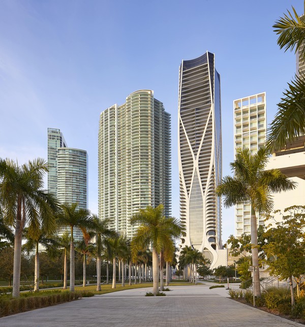 One Thousand Museum terletak di Miami, Amerika Serikat. Gedung setinggi 215 meter itu memiliki desain yang mampu membuat gedung tetap stabil meskipun diterpa angin topan.  (Foto: Hufton+Crow)