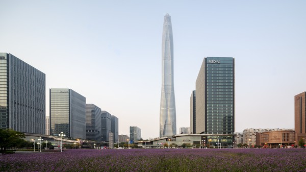 Tianjin CTF Finance Center tingginya mencapai 530 meter. Di dalam gedung ini berdiri sejumlah kantor, apartemen, dan hotel mewah. Gedung pencakar langit ini memiliki fasad kaca lengkung yang memperkuat bentuk gedung itu serta menciptakan tekstur berkilauan di permukaannya. (Foto: Seth Powers) Tianjin CTF Finance Center tingginya mencapai 530 meter. Di dalam gedung ini berdiri sejumlah kantor, apartemen, dan hotel mewah. Gedung pencakar langit ini memiliki fasad kaca lengkung yang memperkuat bentuk gedung itu serta menciptakan tekstur berkilauan di permukaannya. (Foto: Seth Powers)