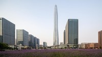 Tianjin CTF Finance Center tingginya mencapai 530 meter. Di dalam gedung ini berdiri sejumlah kantor, apartemen, dan hotel mewah. Gedung pencakar langit ini memiliki fasad kaca lengkung yang memperkuat bentuk gedung itu serta menciptakan tekstur berkilauan di permukaannya. (Foto: Seth Powers)