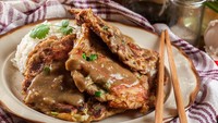 Meskipun hanya telur dengan sedikit tambahan ayam dan udang, fuyunghai rasanya gurih enak. Apalagi disiram saus asam manisnya. Lihat resep ini untuk membuatnya. Foto: iStock