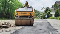 Pantauan detikcom di jalur evakuasi pukul 12.15 WIB, pekerjaan perbaikan jalan di Padukuhan Singlar dan Srunen hampir selesai. Lubang yang ada di jalan pun mayoritas sudah selesai ditambal. 
