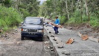 Selanjutnya, di sisi selatan yaitu bagian yang dikerjakan oleh BPBD Sleman bersama warga proses perbaikan jalan sudah dimulai. Nampak belasan warga mengecor jalan dengan menggunakan beton. Panjang jalan yang sudah diperkeras diperkirakan baru 100 meter. Sementara itu, Kepala Pelaksana BPBD Sleman Joko Supriyanto menyiapkan dana Rp 2,6 miliar untuk proses pengecoran jalan di Padukuhan Glagah Malang-Banjarsari. Panjang jalan yang diperbaiki sepanjang 2 km.