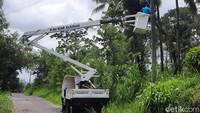 Pemkab Sleman selain memperbaiki jalur eakuasi kini juga mulai melakukan pemasangan lampu penerangan jalan umum (PJU) di jalur evakuasi. Plt Kepala Dinas Perhubungan Sleman Arif Pramana menjelaskan selain di jalur evakuasi, barak pengunsian juga tak luput dari penambahan penerangan. 