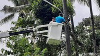 Nampak petugas Dishub Sleman tengah memasang lampu penerangan jalan. Pemasangan itu dilakukan di sepanjang ruas jalan Suruh-Singlar yang merupakan jalur evakuasi warga lereng Merapi.