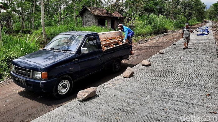 Ruas jalan Suruh-Singlar yang dimanfaatkan sebagai jalur evakuasi oleh warga lereng Merapi mulai diperbaiki. berikut foto-foto terkininya.