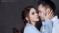 Jenita Janet pun tampak luwes kala berpose dengan pria yang kini telah resmi menjadi suaminya itu. Dok. Instagram/mariophotographie