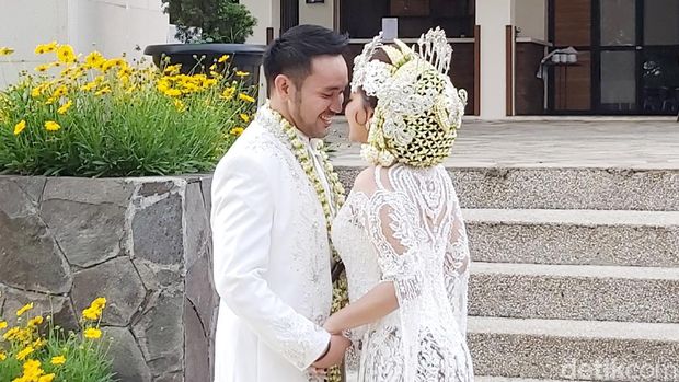 Jenita Janet dan Danu Sofwan usai menikah di Green Forest Resort, Bandung.