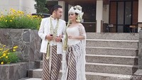 Keduanya tampak sangat bahagia dan kerap tersenyum saat menemui awak media.