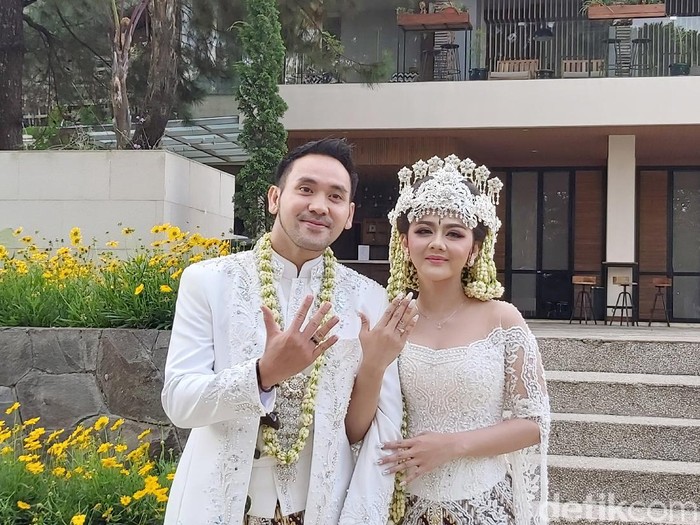 Jenita Janet dan Danu Sofwan usai menikah di Green Forest Resort, Bandung.