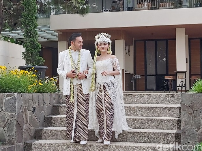Jenita Janet Jenita Janet dan Danu Sofwan usai menikah di Green Forest Resort, Bandung.