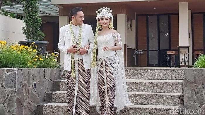 Jenita Janet dan Danu Sofwan usai menikah di Green Forest Resort, Bandung.