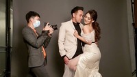 Jenita Janet dan Danu Sofwan sempat melakukan pemotretan bersama Mario Photographie. Dok. Instagram/mariophotographie