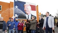 Mereka sangat senang, sangat-sangat senang. Salah satu penduduk mereka akan jadi salah satu orang paling berkuasa di dunia, kata Blewitt. (AP Photo/Peter Morrison)
