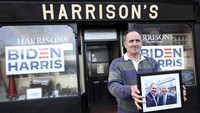 Seorang warga Ballina menunjukkan foto dengan Joe Biden. Joe Biden sendiri pernah berkunjung ke Ballina pada tahun 2016 silam. Biden pun berjanji akan mengunjungi lagi Tanah Kelahiran Leluhurnya itu bila kelak nanti berhasil mengalahkan Donald Trump di Pilpres AS. (AP Photo/Peter Morrison)