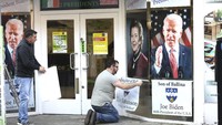 Nenek Moyang Joe Biden ternyata berasal dari Ballina. Warga Ballina pun menyambut kemenangan Biden dengan memasang bendera Amerika dan juga poster-poster Joe Biden. (AP Photo/Peter Morrison)