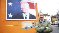 Beberapa kerabat Joe Biden pun masih ada yang hidup di Ballina. Salah satunya adalah Joe Blewitt, sepupu Joe Biden. Blewitt menyebut, kemenangan Joe Biden sangat disambut hangat di Ballina. (AP Photo/Peter Morrison)