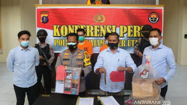 Kapolres PPU AKBP Hendrik Hermawan (dua dari kiri) saat gelar perkara di Penajam, Selasa (10/11) kemarin (ANTARA/HO)