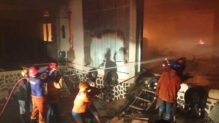 Damkar Jepara saat memadamkan kobaran api di gudang mebel Desa Wonorejo, Jepara, Selasa (10/11/2020) malam.