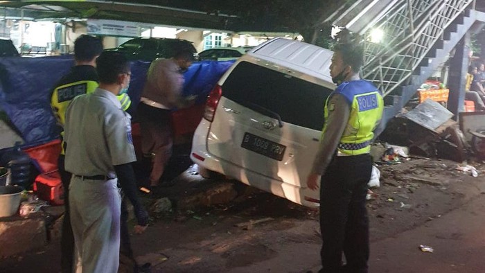Kecelakaan Mobil Tabrak Pejalan Kaki Hingga Gerobak Nasi Goreng di Serpong