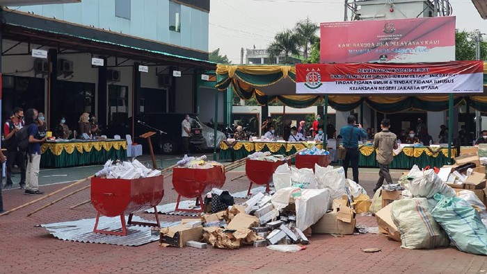 Kejari Jakarta Utra msunahkan barang bukti sabu hingga uang palsu dari 700 perkara inkrah dalam kurun waktu 2019-2020