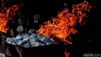 Api melahap barang bukti dari ratusan perkara tersebut.