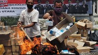 Petugas membakar satu per satu barang bukti.
