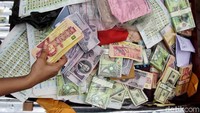 Uang asing palsu juga dimusnahkan di lapangan kantor Kejari Jakarta Utara.