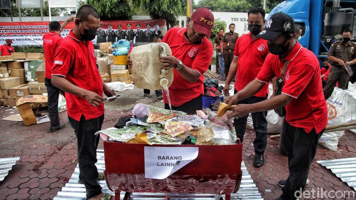 Kejari Jakut Musnahkan Barang Bukti Sejumlah petugas memusnahkan barang bukti ilegal hasil sitaan di Kejaksaan Negeri, Jakarta Utara, Rabu (11/11). Kejaksaan Negeri Jakarta Utara memusnahkan 17 jenis barang dari 700 perkara dari putusan pengadilan yang telah berkekuatan hukum tetap (incrach) di tahun 2020.