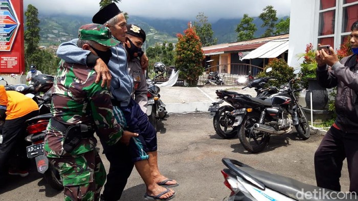 Kelompok rentan warga Desa Klakah, Kecamatan Selo, Boyolali dievakuasi ke TPPS desa setempat, Rabu (11/11/2020).