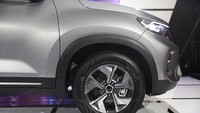 Sedangkan untuk kaki-kakinya menggunakan pelek dual tone aluminium dengan profil ban 215/60 R16. Suspensi depannya pakai Mc Pherson Strut dan sokbreker belakangnya pakai Coupled Torsion Beam Axle. Bicara pengereman, depan sudah menggunakan ventilated disk, belakang masih pakai tromol. Foto: Agung Pambudhy
