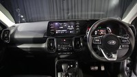 KIA Sonet dibekali fitur keselamatan mumpuni, mulai 6 airbags, VSC (Vehicle Stability Control), ABS (Anti-lock Brake System), EBD (Electronic Brake Force  Distribution), Hill Assist Control (HAC) dan rear camera, dengan dynamic guide. Mobil ini juga punya fitur Drive Mode dan pilihan Traction. Foto: Agung Pambudhy