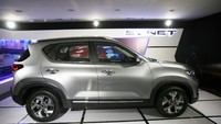 Dari segi dimensi, mobil ini memiliki panjang keseluruhan 4.120 mm, lebar 1.790 mm, dan tinggi 1.615 mm. Sementara untuk jarak sumbu roda 2.500 mm, dengan radius putar 5.300 mm dan ground clearance 205 mm. Foto: Agung Pambudhy